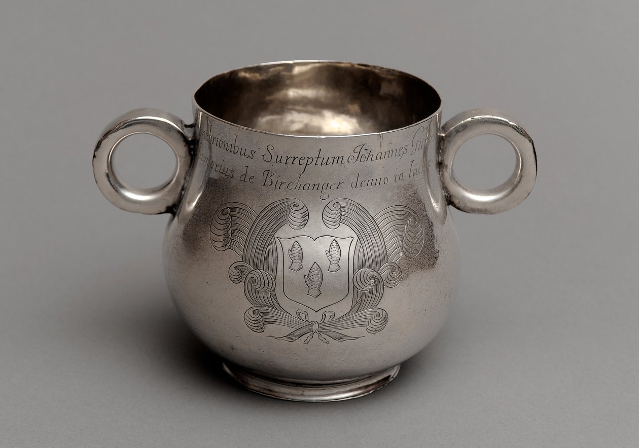 Copa con gran barriga y base de borde grueso fundido, y un par de asas de ojo de buey, 1675 de English School