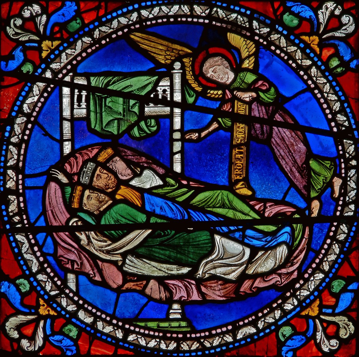 (detalle) de una de las Ventanas de la Biblia que representa a tres reyes magos durmiendo con un ángel de English School