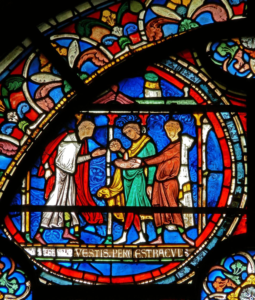(detalle) de la Ventana del Milagro que representa a peregrinos siendo curados en el santuario de San Tomás de English School