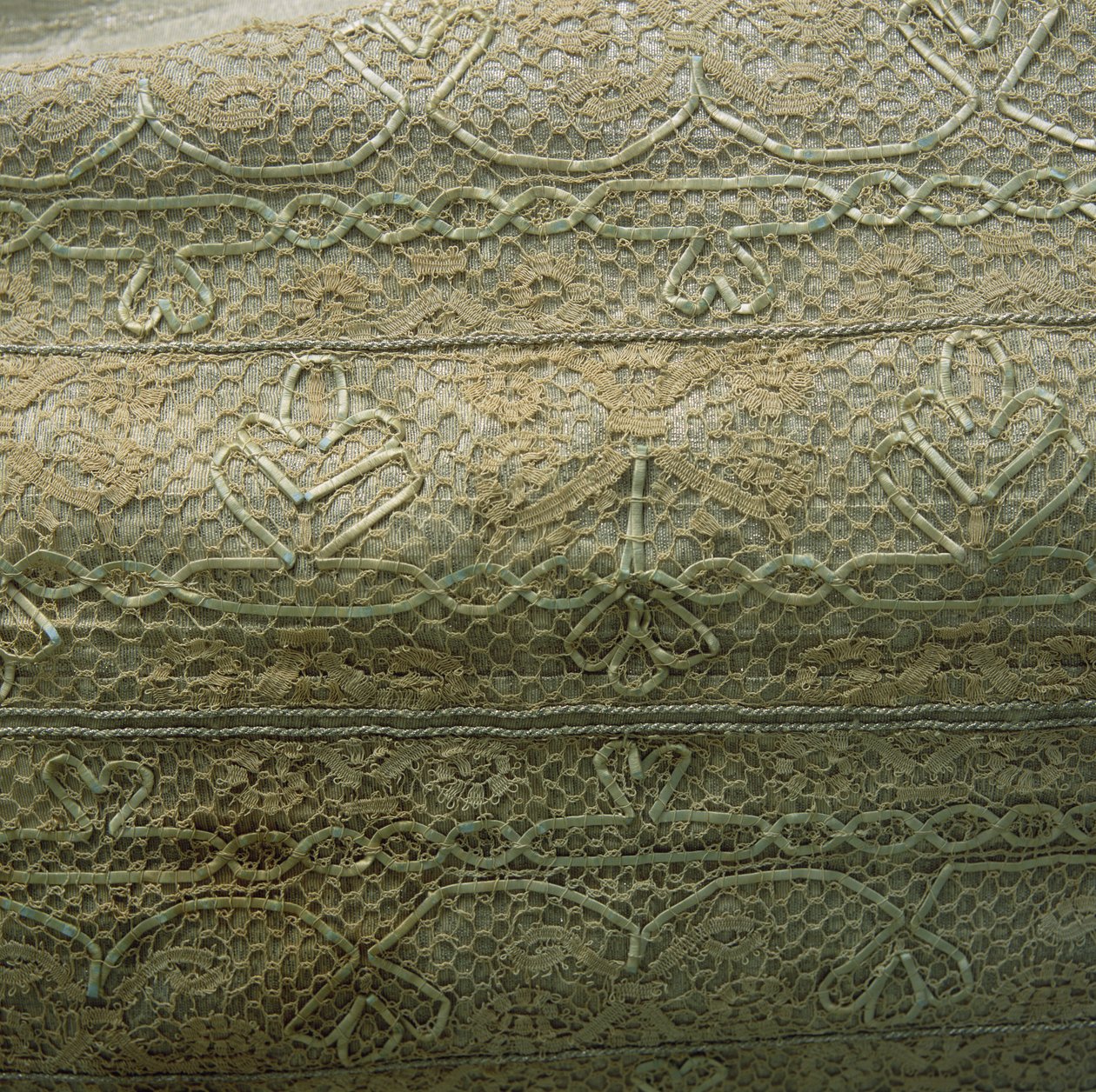 Detalle de un vestido de tejido de plata de English School
