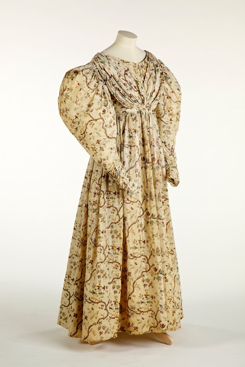 Vestido estampado con un diseño de flores y ramas en tela tejida crema con patrón de cuadrícula en el tejido, c.1830-35 de English School