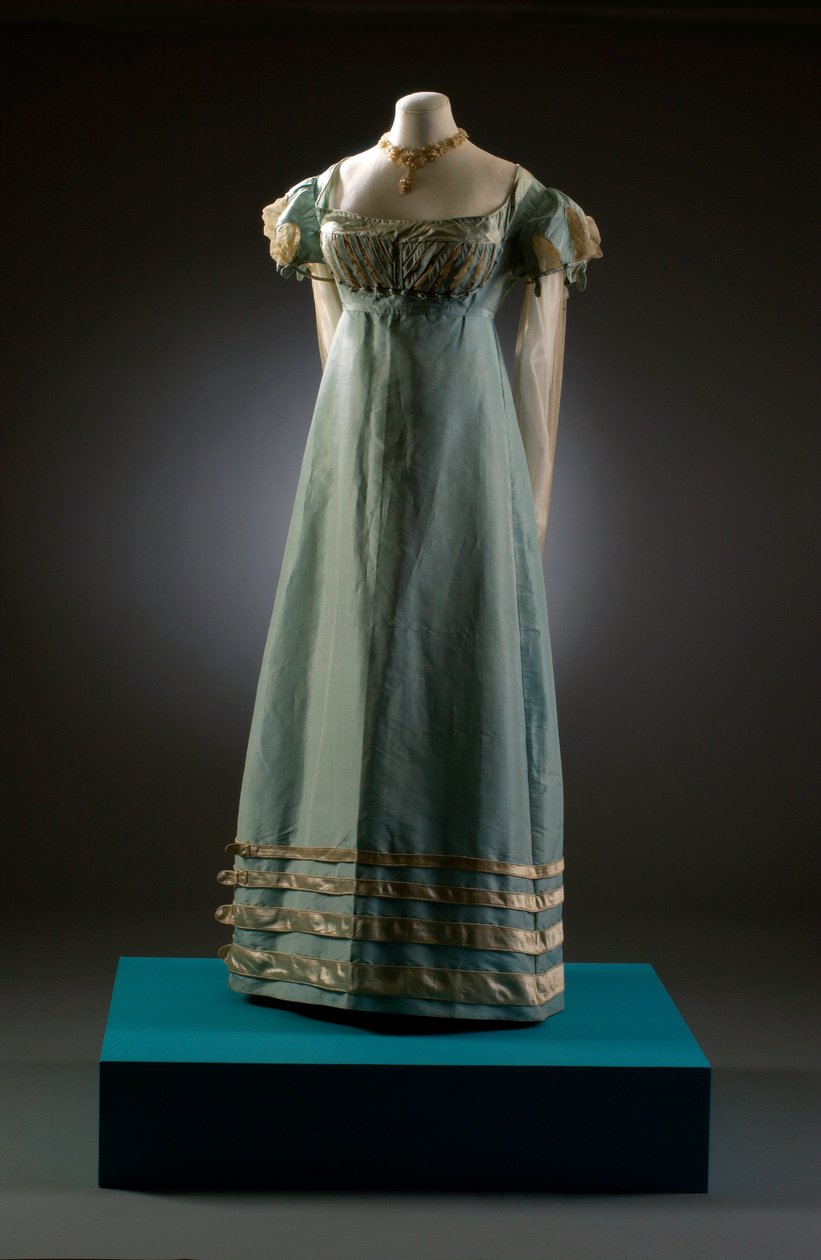 Vestido de noche azul huevo de pato con mangas crema, mostrado aquí con joyería de perlas, c.1819 de English School