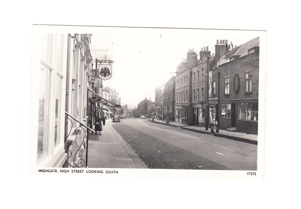 Postal eduardiana de Highgate High Street mirando al sur, hacia 1910 (monocroma) de English School