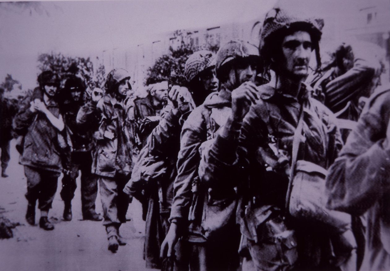 Paracaidistas británicos exhaustos hechos prisioneros por los alemanes, Batalla de Arnhem de English School