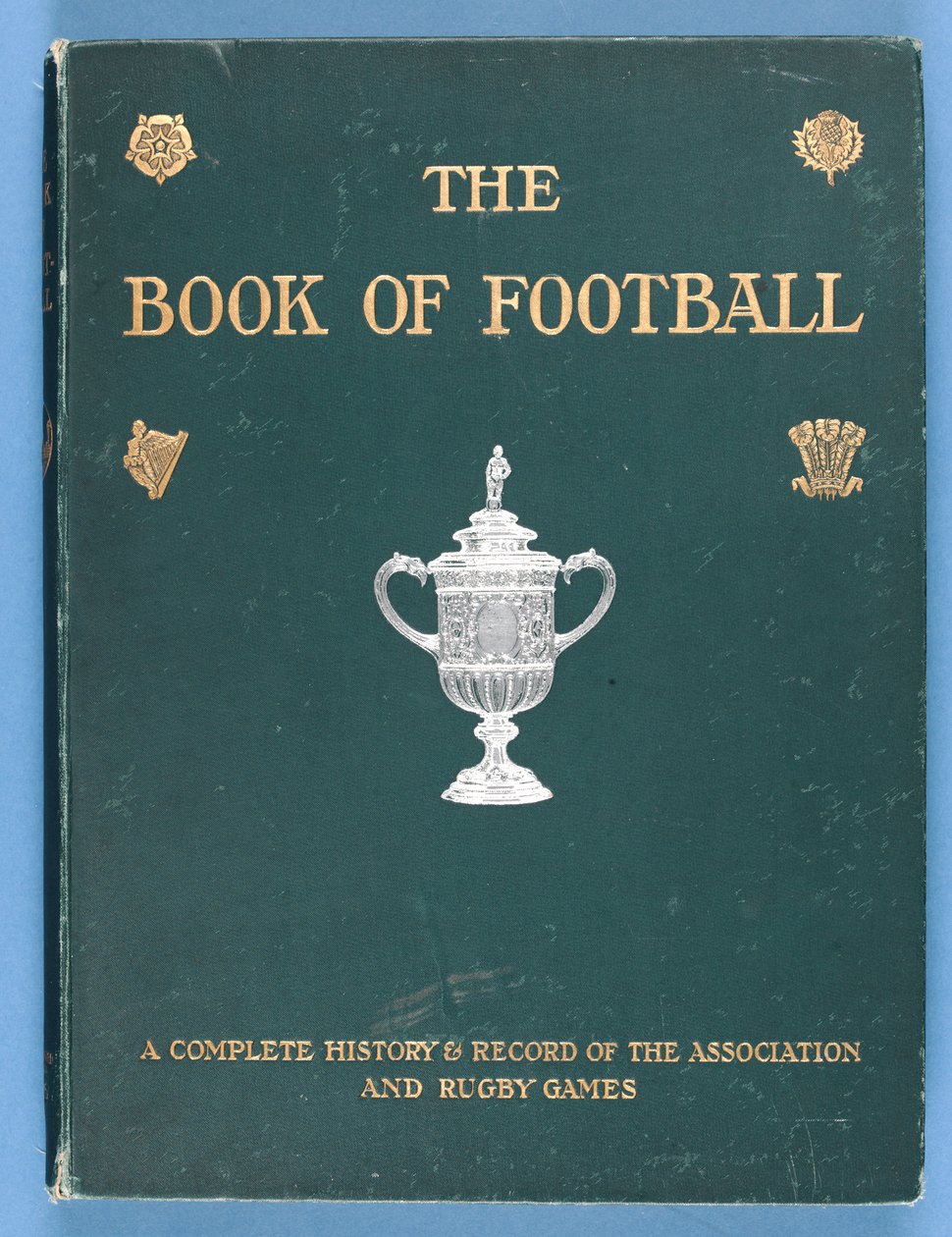 Portada de El Libro del Fútbol. Una Historia Completa y Registro de los Juegos de Asociación y Rugby 1905 de English School