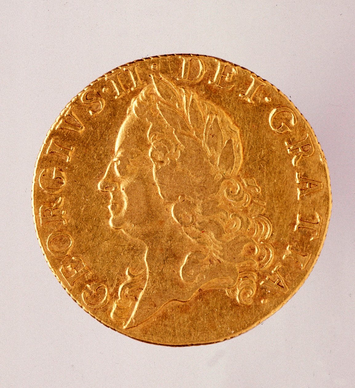 Guinea de oro inglesa, reinado del rey Jorge II (1714-1760) siglo XVIII. Diámetro 2,5 cm Nápoles, museo arqueológico de English School