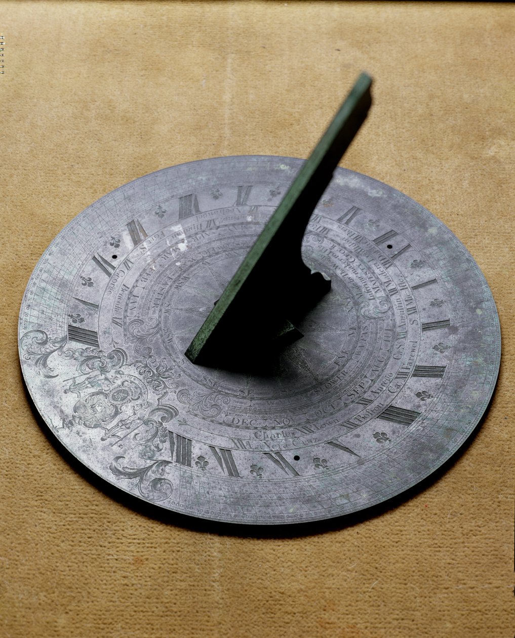 Reloj de sol horizontal de jardín, con grabado de escudo de armas de English School