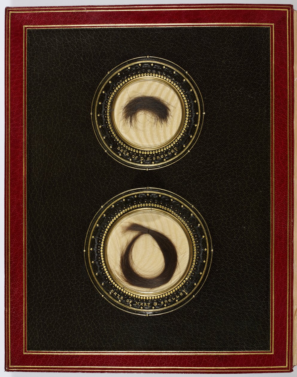 Portada interior, con mechones de cabello de Percy Bysshe Shelley y su esposa Mary Shelley (técnica mixta) de English School