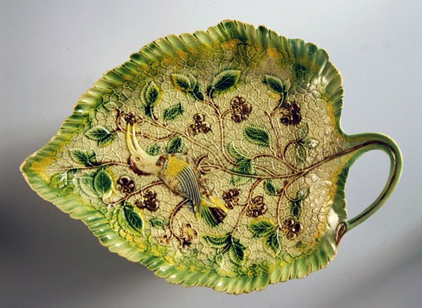Plato en forma de hoja decorado con vides y pájaro exótico, 1760-70 de English School