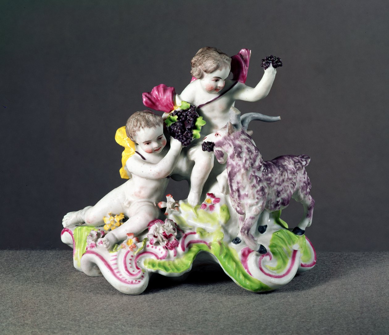 Grupo de Longton Hall, dos putti con cabra, c.1755 de English School
