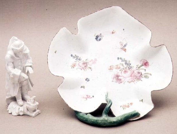 Plato de hoja de Longton Hall, Rosa Trembly, 1755, y figura de Invierno, 1758 de English School