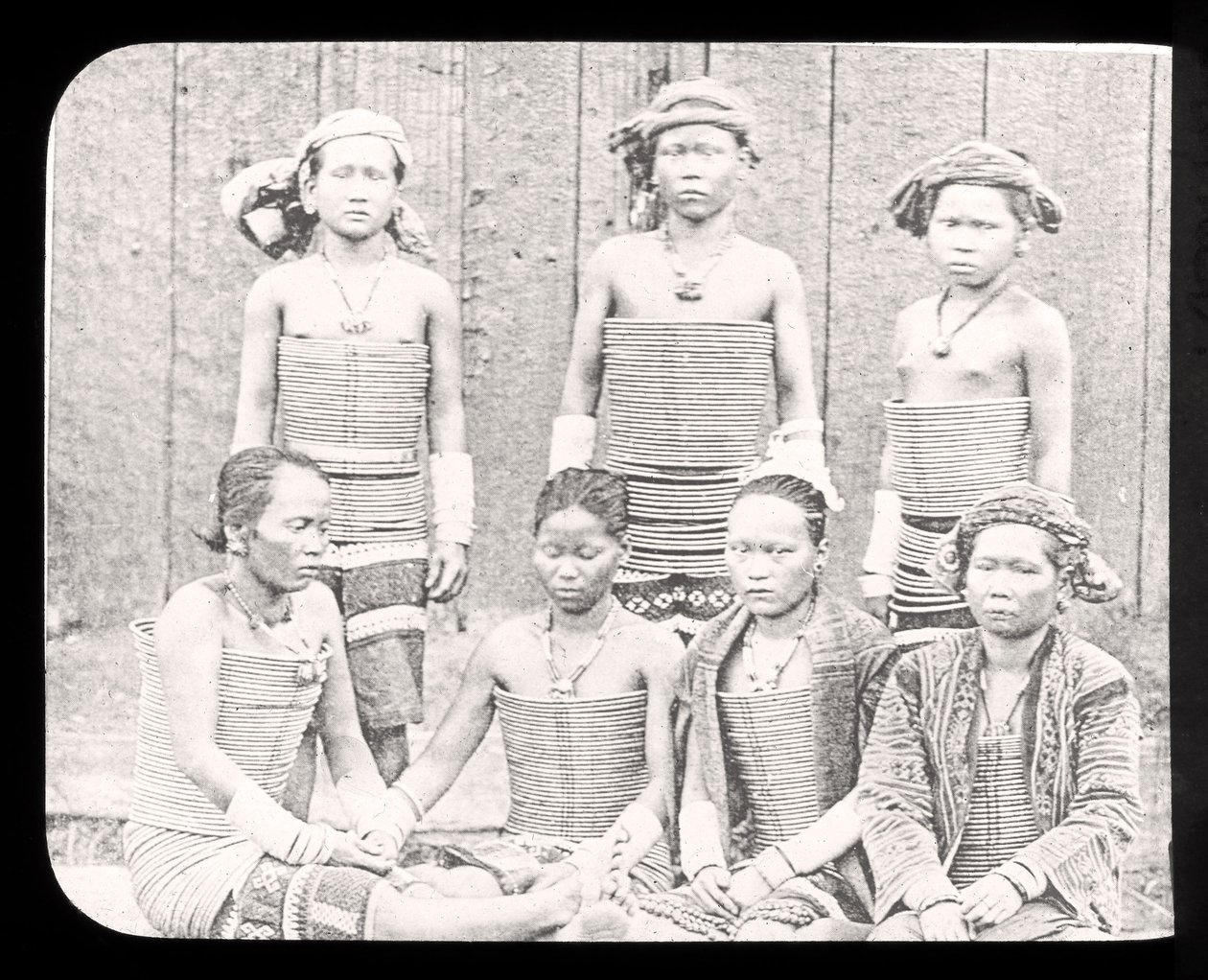 Diapositiva de linterna mágica mostrando mujeres de la tribu Sea Dyas, Borneo c.1900 de English School
