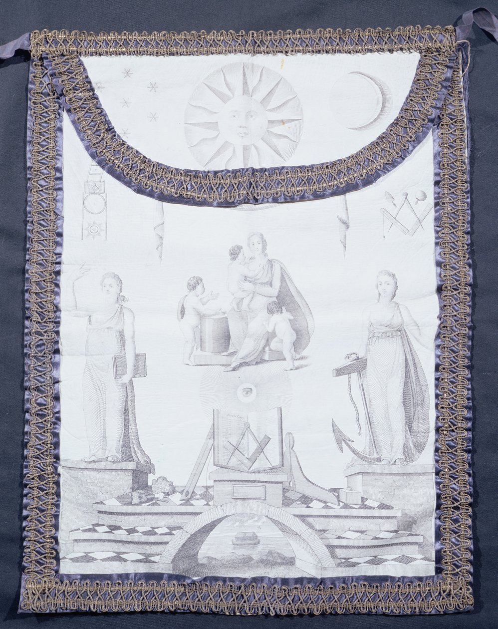 Delantal masónico que representa fe, esperanza y caridad de English School