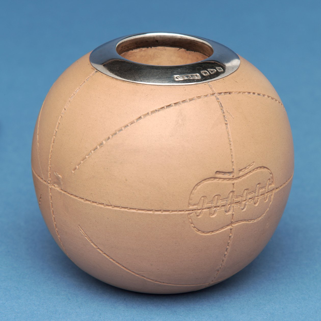 Porta fósforos en forma de balón de fútbol, Doulton & Co., Lambeth de English School