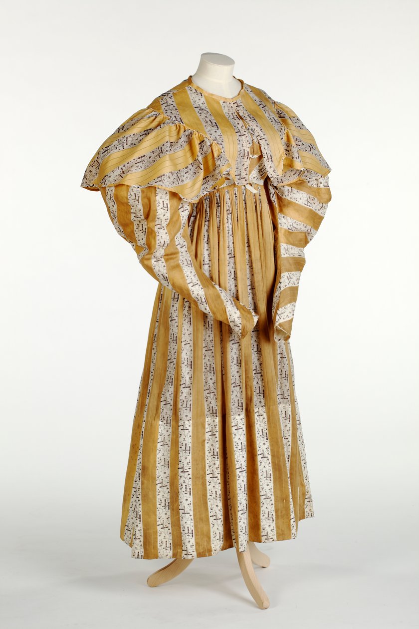 Vestido de muselina con patrón abstracto malva impreso dentro de un diseño de rayas verticales amarillas y blancas, c.1820-30 de English School