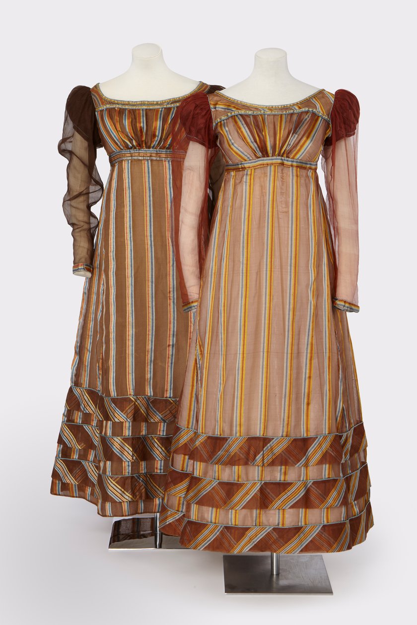 Par de vestidos a juego usados por dos hermanas en el 
