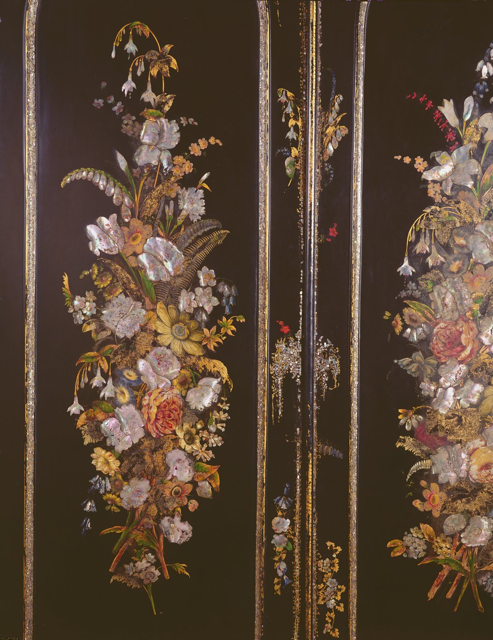 Tocador de papel maché, detalle de la puerta del armario, c.1851 de English School