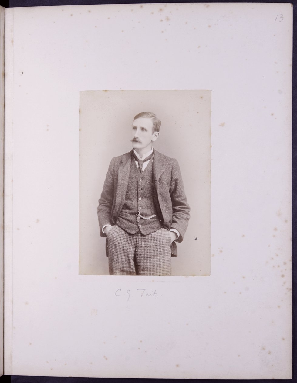 Retrato de CJ Tait, c.1900 (foto b/n) de English School