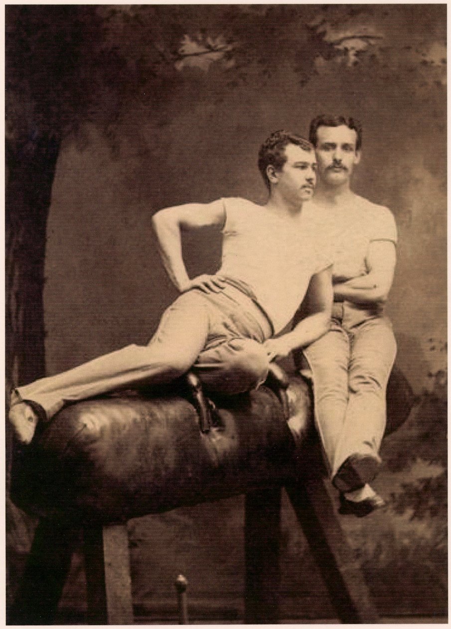 Retrato de dos gimnastas posando en un caballo con arzones c.1899 (fotografía en blanco y negro) de English School