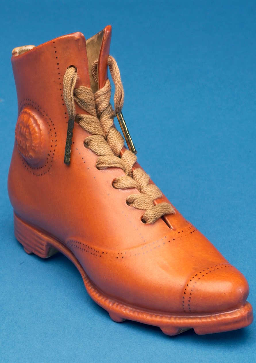 Bota de fútbol réplica con cordones marcados con la patente de Stevens de English School