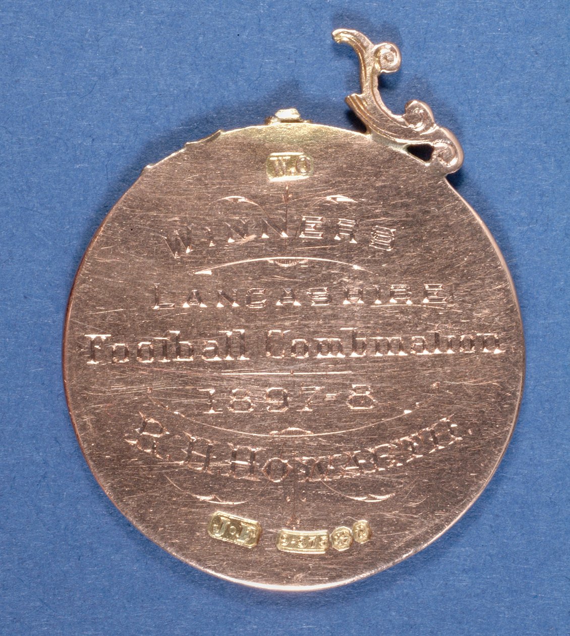 Reverso de una medalla del Preston North End Football Club, 1897-98 de English School
