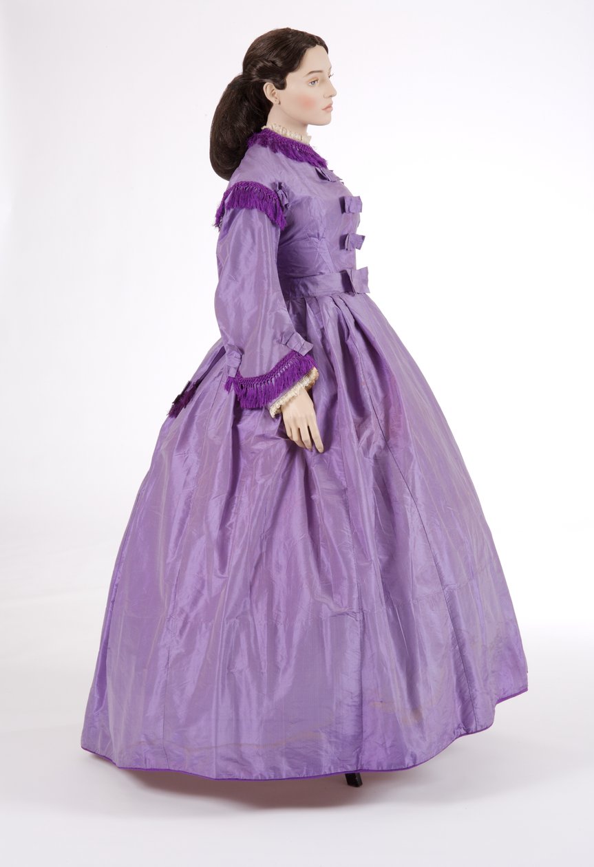Vista lateral de un vestido de día púrpura, 1860s de English School