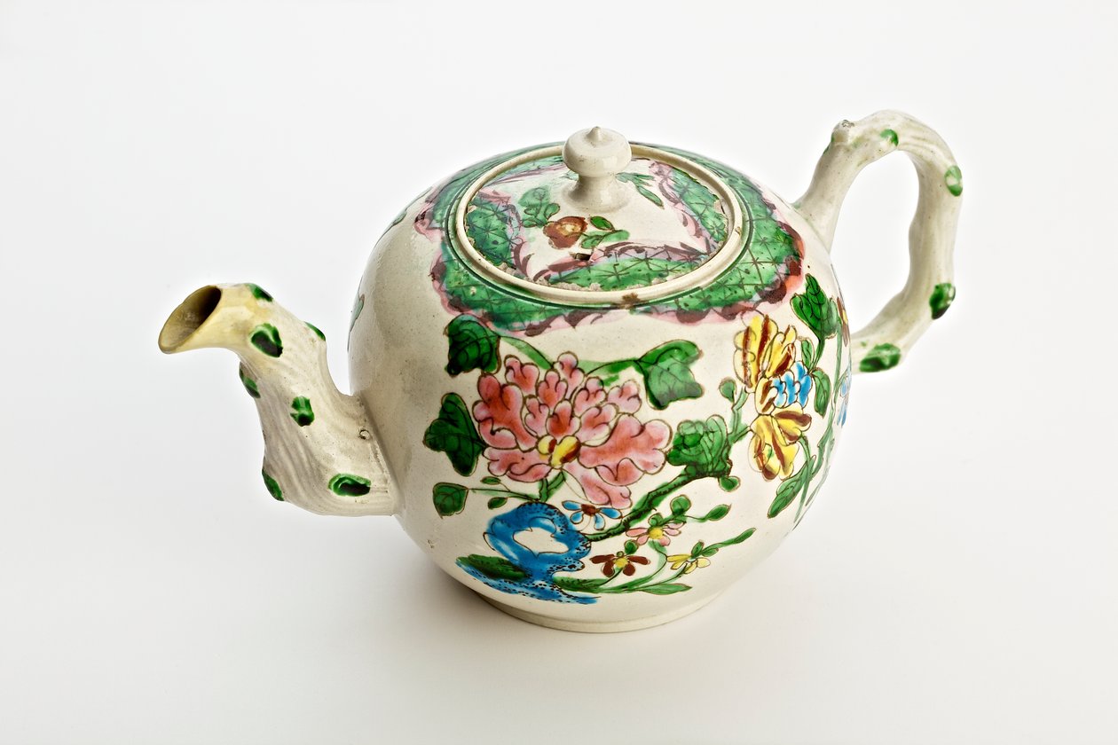 Tetera de Staffordshire decorada con crisantemos, 1760 de English School
