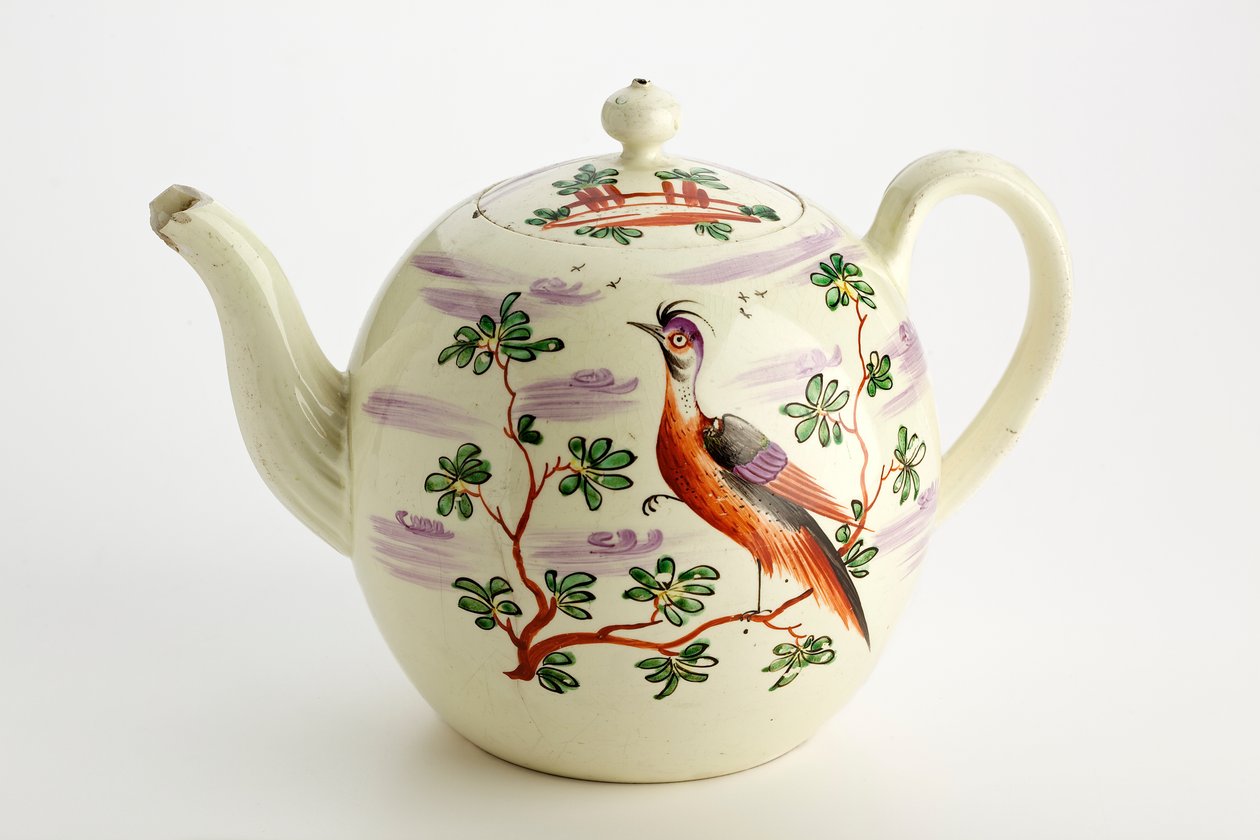 Tetera de Staffordshire decorada con pájaro exótico y edificio entre árboles, c.1765-75 de English School