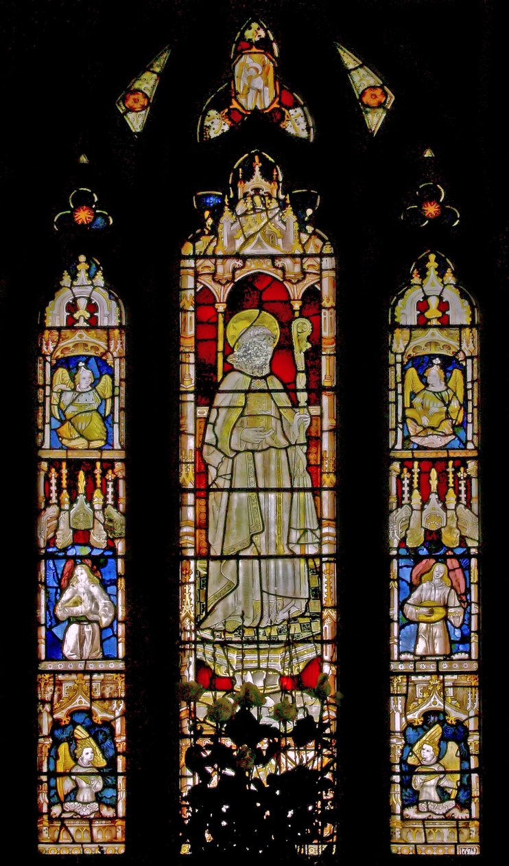 La ventana este que representa ángeles músicos rodeando la figura central de un obispo santo de English School