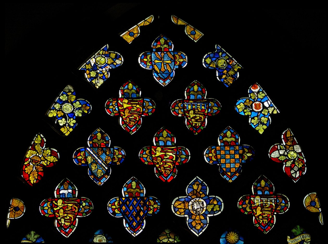 Las luces de tracería de la ventana este que muestran el vidrio heráldico de las familias locales líderes con conexiones con la realeza de English School