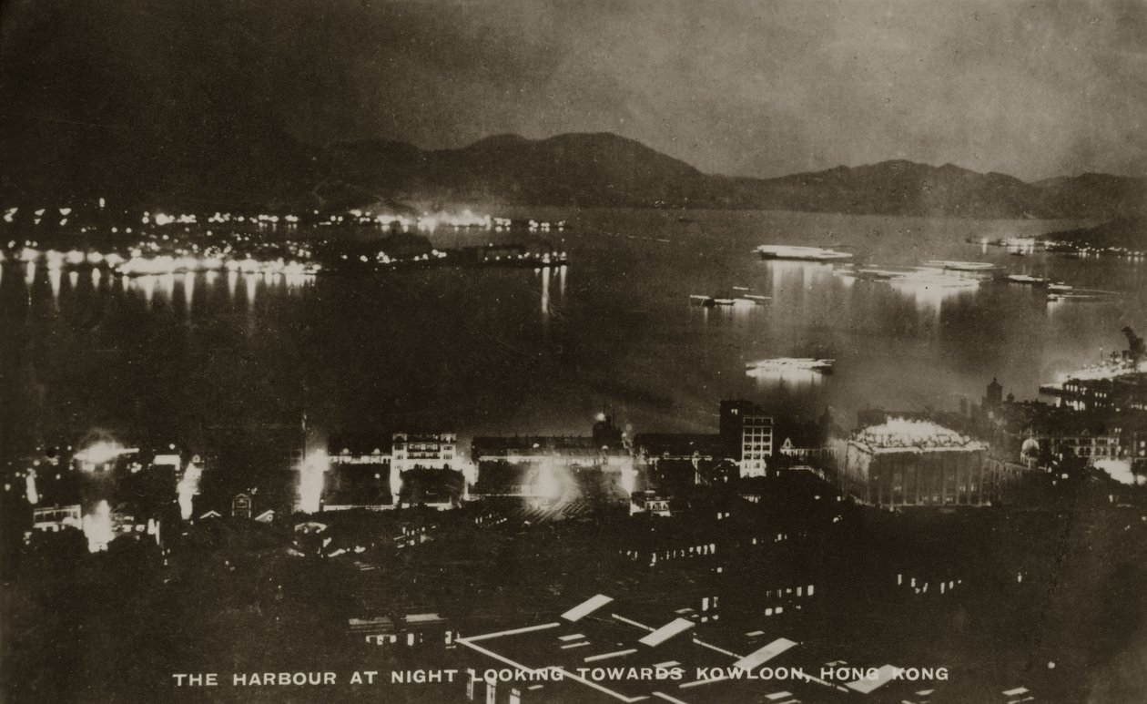 El Puerto de noche mirando hacia Kowloon, Hong Kong, de un álbum de fotografías relacionadas con el servicio de Pte H. Chick, 1940 de English School