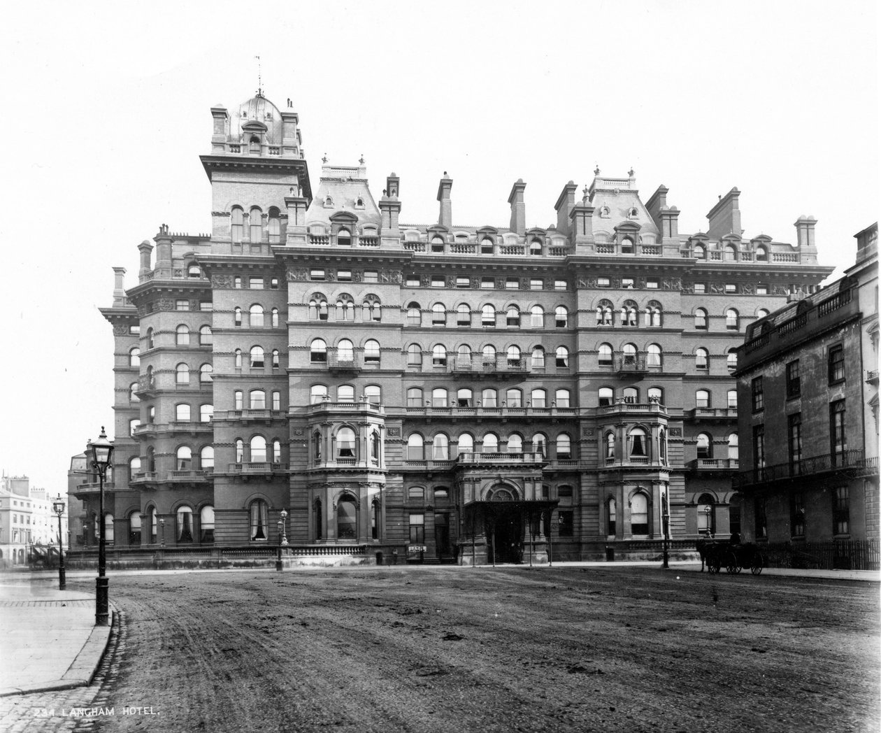 El Hotel Langham desde Portland Place, 1896 de English School