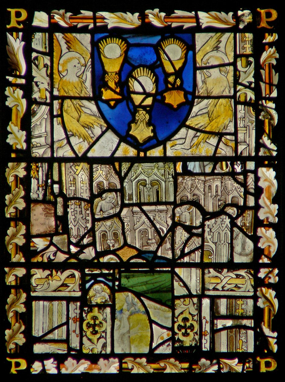 La ventana este que representa un escudo con emblemas del Sacramento; fragmentos de dosel con figuras de English School