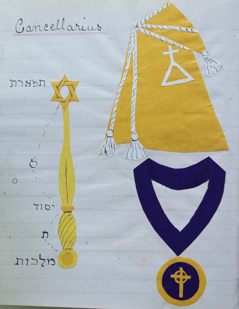 La túnica (con el símbolo de la Orden) y la insignia del Secretario (Cancellarius) de la Orden Hermética del Amanecer Dorado, c.1895 de English School