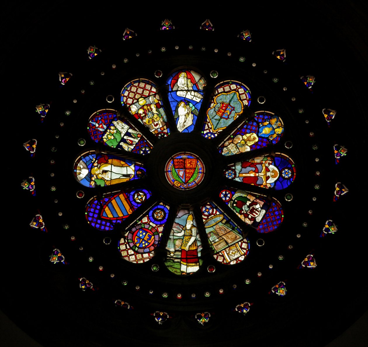 La ventana rosa oeste con varios paneles reinstalados (ventana rosa - interna) de English School