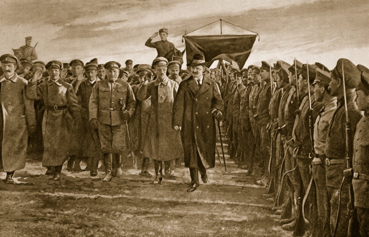 Trotsky, comisario de guerra bolchevique de Rusia, inspeccionando un regimiento de los letones, que formaban la élite del Ejército Rojo, 1914-19 de English School