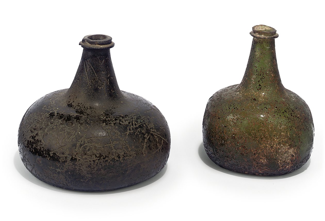 Dos botellas de vino verdes tipo cebolla, c.1700 de English School