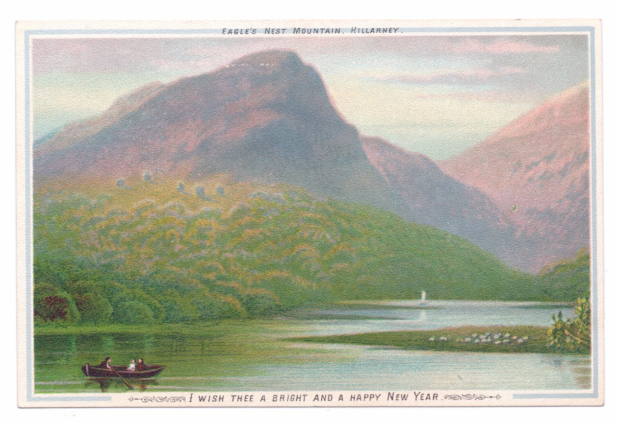 Tarjeta victoriana de Año Nuevo de tres personas en un bote de remos en un lago cerca de bosques y montañas, c.1880 (litografía en color) de English School