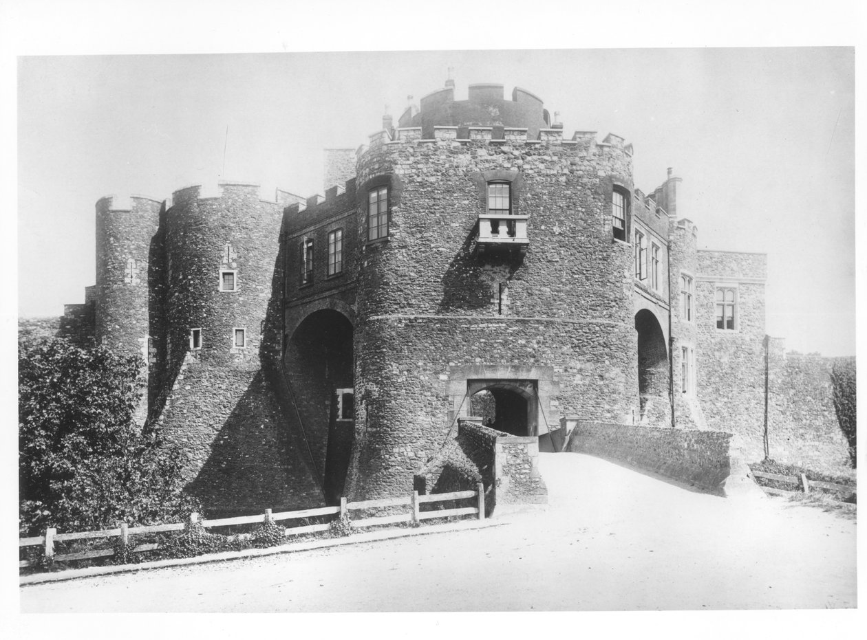 Vista de la Puerta del Condestable, construida entre 1221-27 de English School