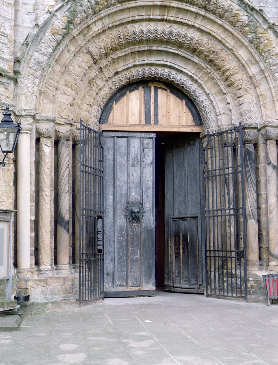 Vista de la puerta norte de la catedral de Durham (foto) de English School
