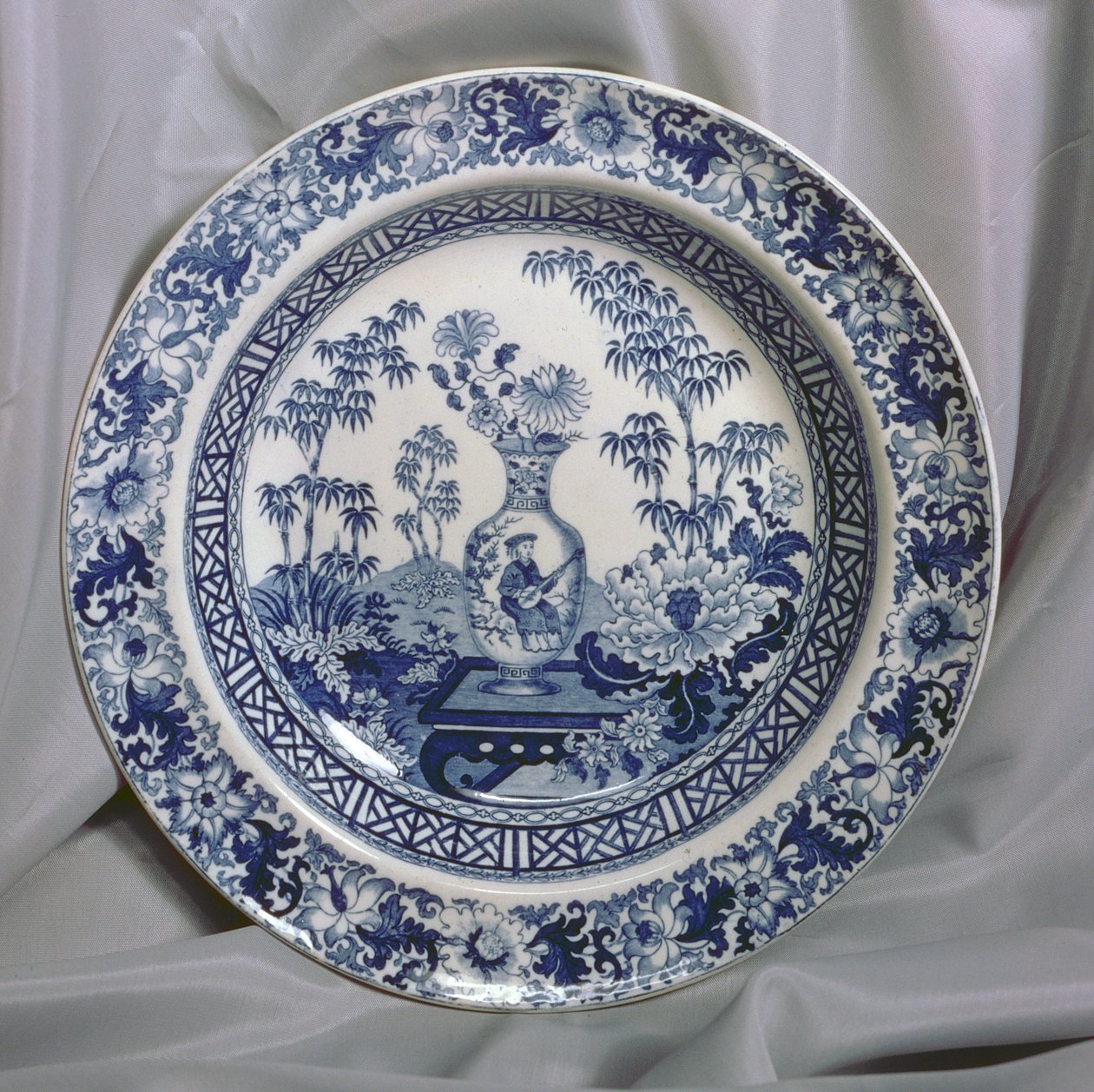 Plato impreso en azul Wedgwood, patrón de jarrón chino, c.1810 de English School