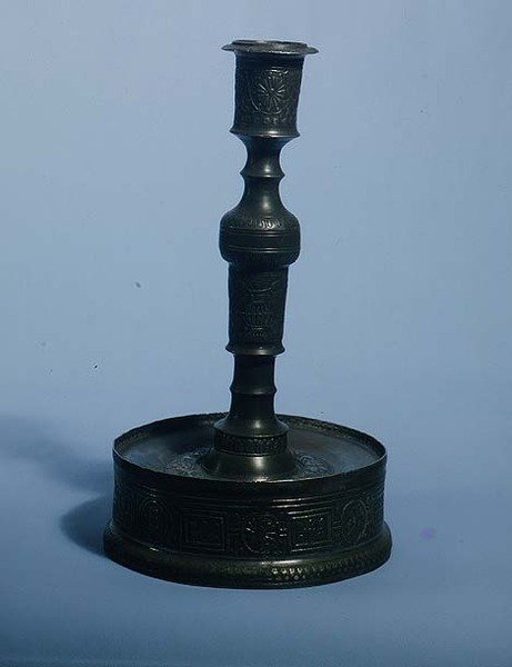Candelabro de William Grainger con decoración en relieve, fechado en 1616 de English School