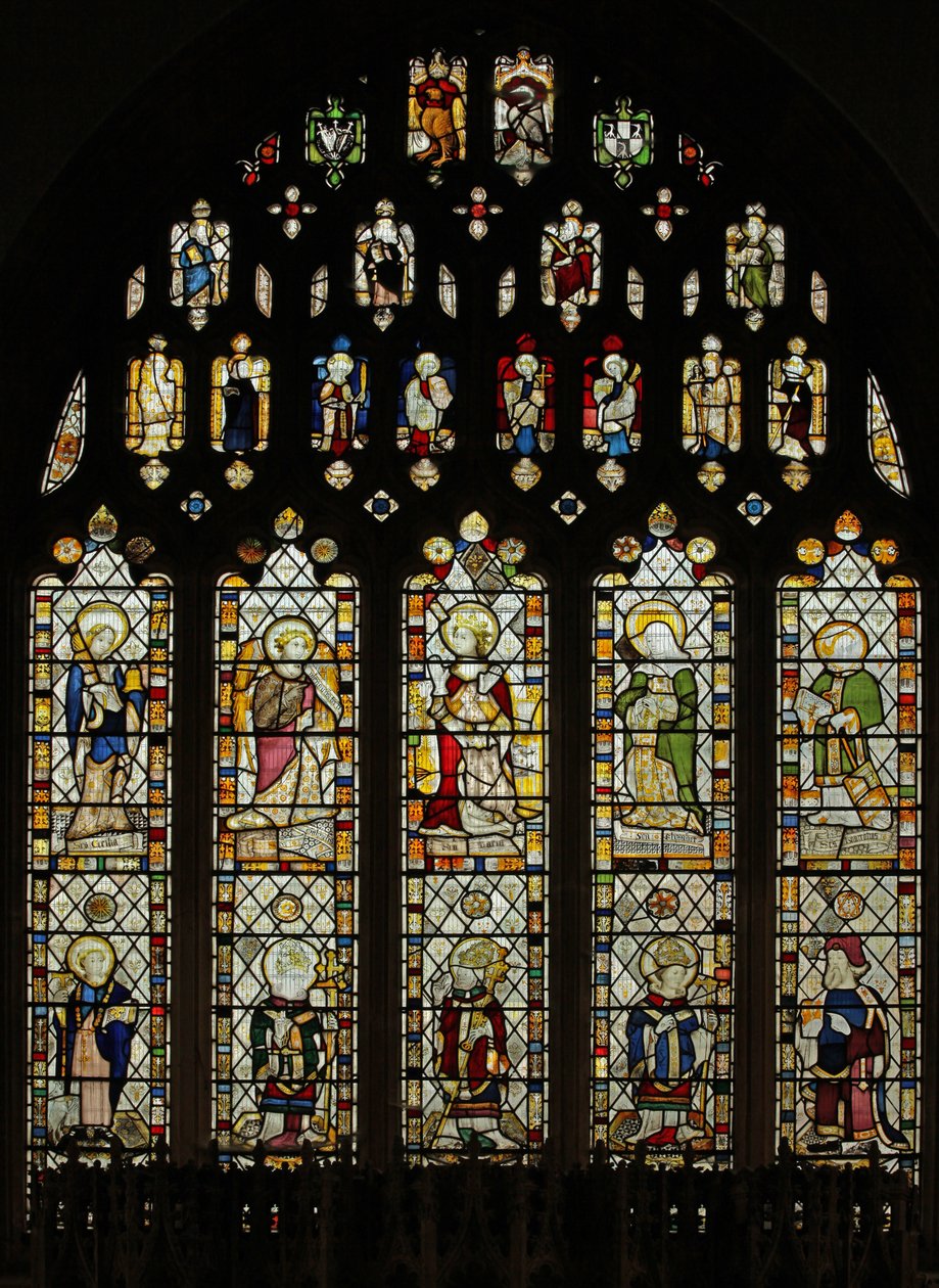 Ventana representando vidrio de Somerset c.1450 en la ventana este con diez finas figuras de santos de English School