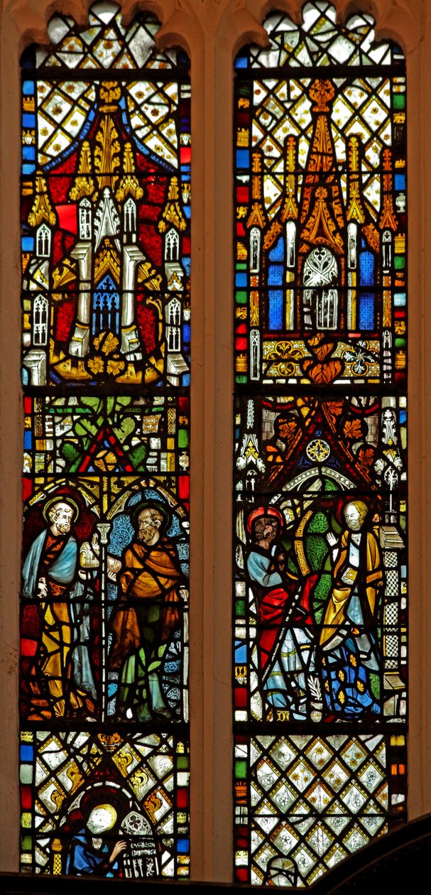 Ventana Ew que representa a San Pedro y San Pablo; la Anunciación de English School