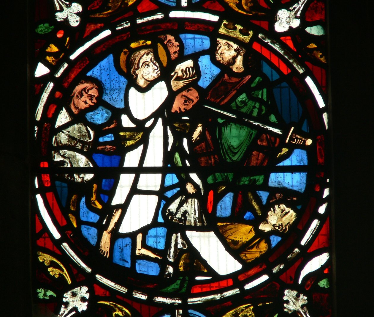 Ventana Ew que representa una escena de la leyenda de San Juan: el santo y la copa envenenada de English School