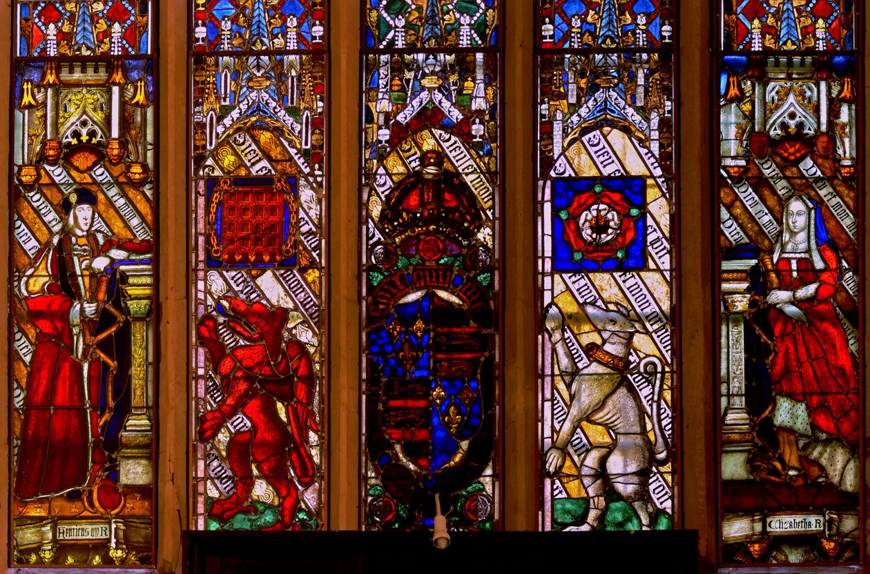 Ventana Ew que representa escudos de Enrique VII e Isabel de York con soportes de English School