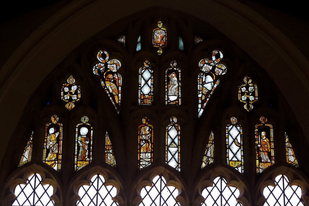 Ventana que representa las luces de tracería con Dios, la Trinidad, San Pedro, San Pablo, Santa Catalina y Gabriel: y un pájaro de English School