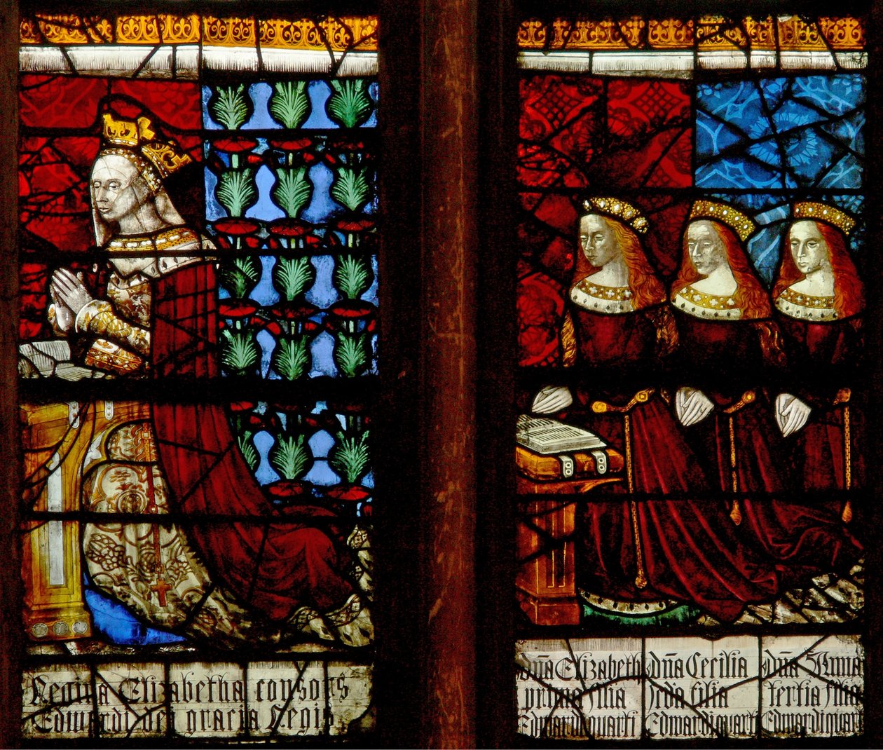 Ventana N-28 que representa a la Reina Isabel Woodville con sus hijas Ana, Catalina y Brígida de English School