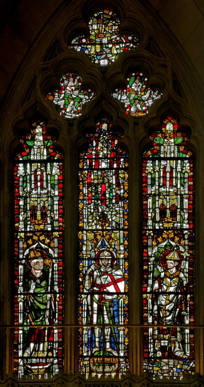 Ventana N2 que representa a San Blas, San Jorge y un Papa (¿León?) de English School