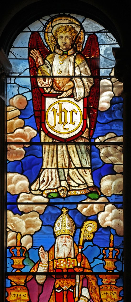 Ventana N2 que representa un ángel llevando el Monograma de Cristo de English School